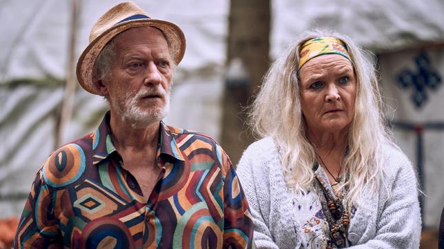 Rainer (Falk Rockstroh) und Uschi (Petra Welteroth) haben gemischte Gefühle über die Anwesenheit ihrer Tochter Marie im Hippie-Camp.