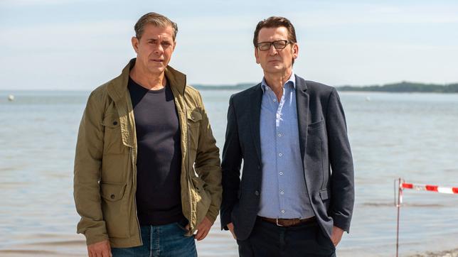 Bild: ARD/Thorsten Jander Zehn Jahre Lübecker Mordkommission, zehn Jahre "Morden im Norden": Das Ermittlerteam um Finn Kiesewetter (li.) und Lars Englen ist aus dem Vorabendprogramm nicht mehr wegzudenken.