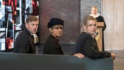 Alexander Harmsen (Jens Atzorn), Eva Harmsen (Esther Esche) und Isabelle Harmsen (Ines Lutz, r. mit Komparse) schauen nach, wer ihre Trauerfeier stört.