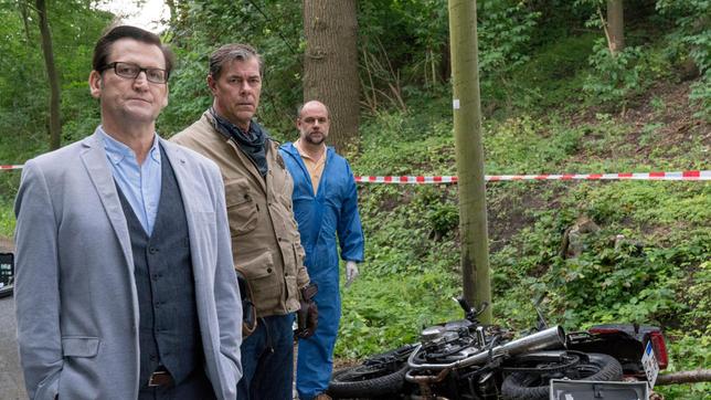 Bild: ARD/Georges Pauly Als die Spurensicherung ermittelt, dass der Motorradfahrer Opfer eines perfiden Anschlags wurde, werden Lars (Ingo Naujoks), Finn (Sven Martinek) und Dr. Strahl (Christoph Tomanek) in die Ermittlungen eingeschaltet.