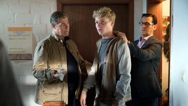Bild: ARD/Georges Pauly Als Leon (Bruno Alexander) zu fliehen versucht, finden die Kommissare Finn (Sven Martinek) und Lars (Ingo Naujoks) den Schmuck der Ermordeten in seiner Tasche.