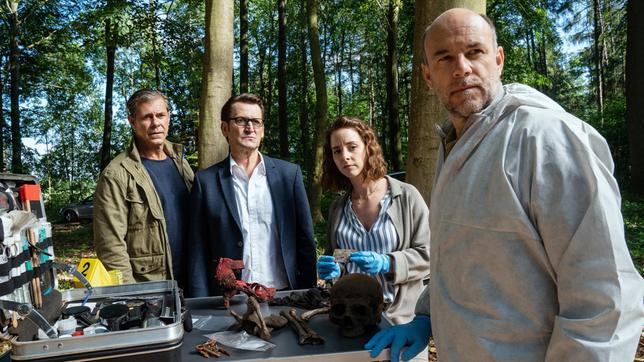 Bild: ARD/Marion von der Mehden Am Fundort der Leiche werden Finn Kiesewetter (Sven Martinek) und Lars Englen (Ingo Naujoks) schon von Ida Müller-Dogan (Amelie Plaas-Link) und Rechtsmediziner Dr. Henning Strahl (Christoph Tomanek) empfangen.