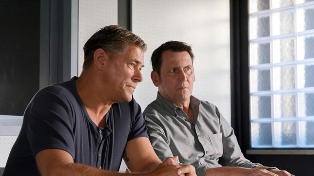 Bild: ARD/Georges Pauly Am Ufer der Trave wurde eine Frauenleiche aufgefunden. Die Tote war eine wichtige Zeugin in einem Fall von Medikamentenbetrug. Lars (Ingo Naujoks) und Finn (Sven Martinek) führen ein Verhör.