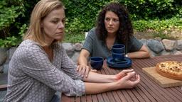 Antje Koopmann (Jessica Ginkel) kann sich an nichts erinnern. Was wenn sie selbst die Mörderin ihres Mannes ist? Steffi Brückner (Claudia Kottal) redet ihrer Freundin gut zu.