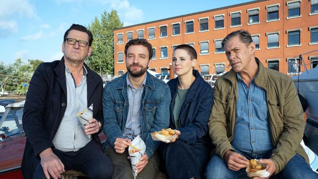 Bild: ARD/Marion von der Mehden Backfisch für Alle: Lars (Ingo Naujoks), Gregor (Jonas Minthe), Nina (Julia E. Lenska) und Finn (Sven Martinek) genießen eine kurze Auszeit.