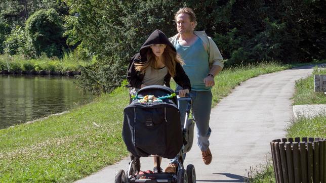 Bei einem Überfall in einem Lübecker Park wird Markus Henn (Sascha Rotermund), der mit seinem Pflegekind unterwegs war, von einer jungen Frau [Mia Watzke (Ruby O. Fee)] überfallen und schwer verletzt. Er fällt ins Koma.