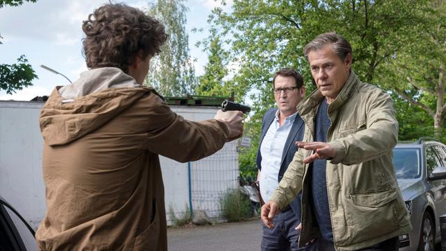 Bild: ARD/Georges Pauly Bei einer Fahrzeugkontrolle zieht Arthur Grün (Nico Ramon Kleemann) plötzlich eine Schusswaffe und bedroht damit Lars (Ingo Naujoks) und Finn (Sven Martinek).