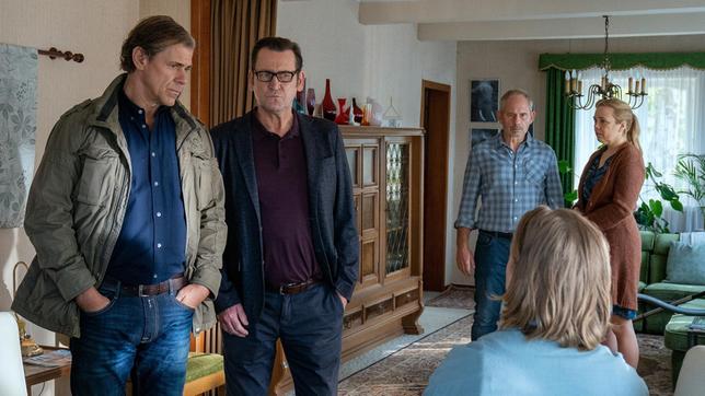 Bild: ARD/Marion von der Mehden Benny Schultz (Nico Liersch) macht gegenüber den Kommissaren Finn Kiesewetter (Sven Martinek) und Lars Englen (Ingo Naujoks) und seinen Eltern Bernd (Michael Lott) und Tabea (Dagmar Leesch) endlich reinen Tisch.