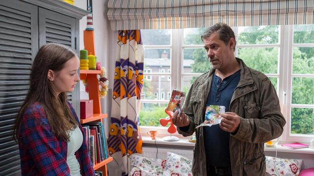 Bild: ARD/Georges Pauly Finn Kiesewetter zeigt Paula zerknüllte Fotos vom Freund ihrer Schwester.
