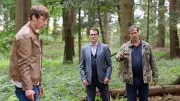 Finn Kiesewetter und Lars Englen mit Sascha Lubig im Wald.