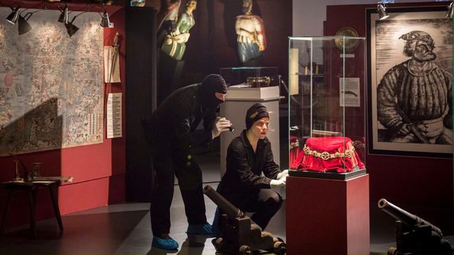 Bild: ARD/Georges Pauly Tjard Theissen und Nadine Dorn beim Einbruch ins Museum