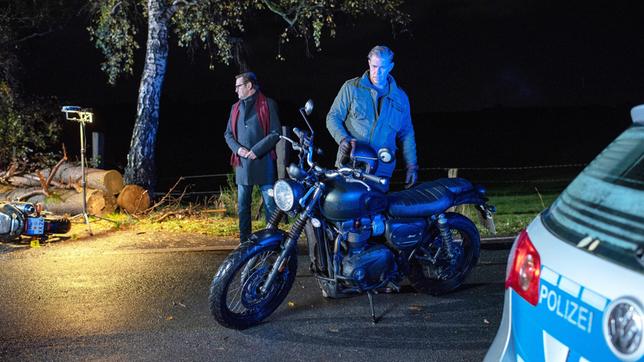 Der Inhaber eines neuen, großen Angelladens verunglückt tödlich mit seinem Motorrad. Finn (Sven Martinek) und Lars (Ingo Naujoks) wird schnell klar, dass jemand mit Streusplit den Unfall herbeigeführt hat.