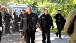Der Leiter der Suchstaffel Horst Felder (Matthias Komm), kommt in Begleitung von Bastian (Paul Lux) und seiner Truppe am Tatort an.