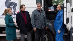 Der Lkw-Fahrer Stefan Buschke wurde erstochen auf einem Rastplatz neben seinem Fahrzeug gefunden. Am Tatort v.l.n.r. Nina (Julia E. Lenska), Lars (Ingo Naujoks), Finn (Sven Martinek), Strahl (Christoph Tomanek)