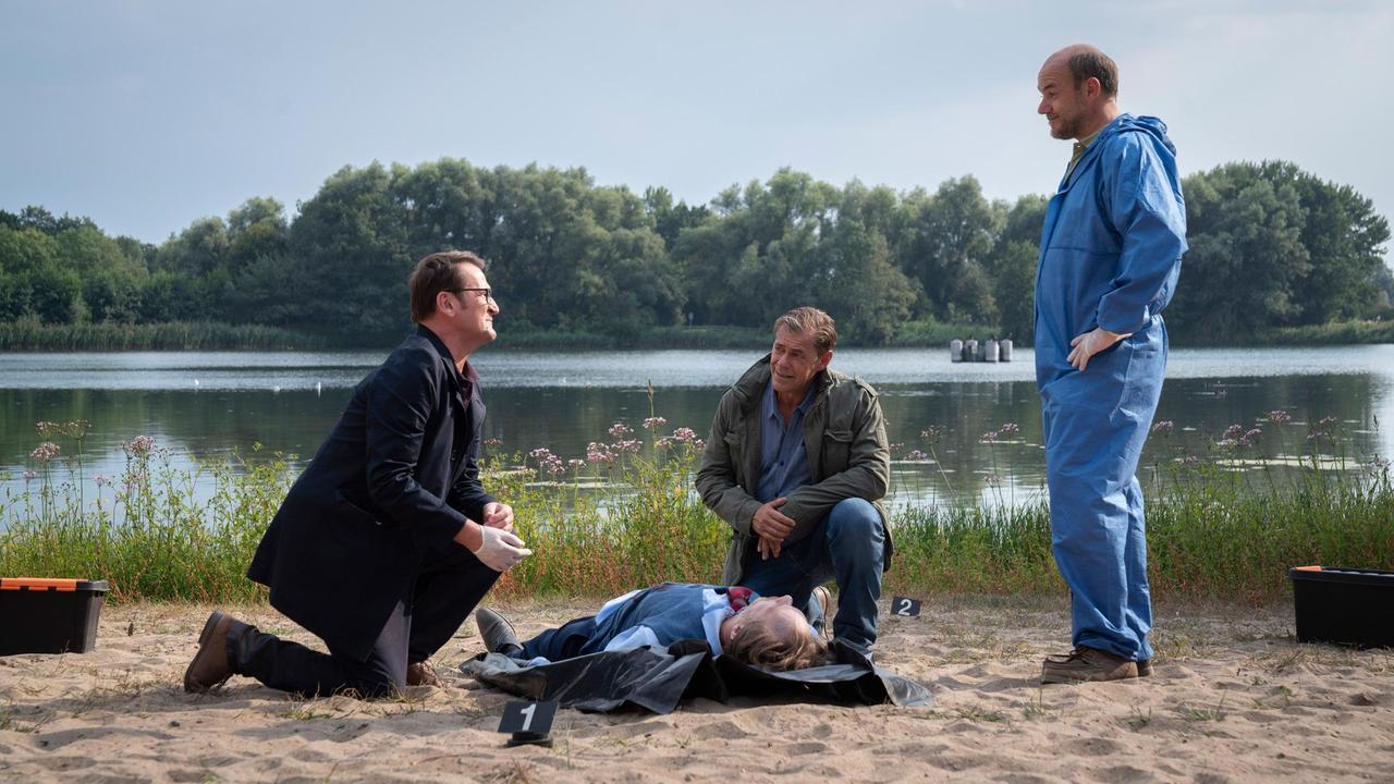 Der Lübecker Reeder Arndt Vetter wird tot am Ufer eines Sees aufgefunden. Dr. Strahl (Christoph Tomanek) berichtet Lars (Ingo Naujoks) und Finn (Sven Martinek), dass der Mann mit einem Stich ins Herz getötet und nach der Tat an den Fundort gebracht wurde.
