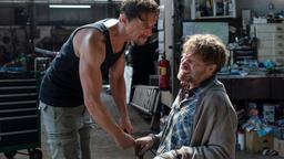 Der Obdachlose Jan Steinert (Janek Rieke) wird von Bernhard Woite (Michael Pink) schwer misshandelt.