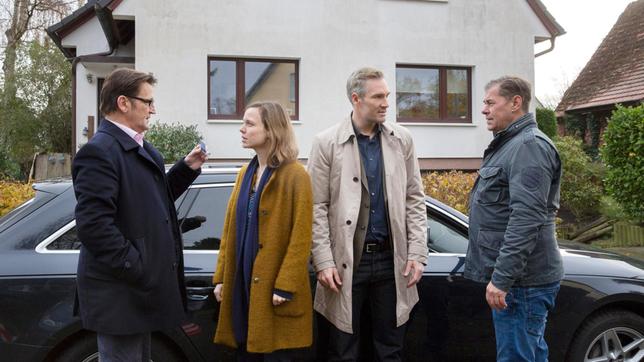 Bild: ARD/Georges Pauly Die Ermittler Lars (Ingo Naujoks) und Finn (Sven Martinek) stellen sich Johanna Fahrig (Nadja Becker) vor. Die Verlobte ihres Ex-Ehemanns Torsten (Ben Braun) wurde ermordet.
