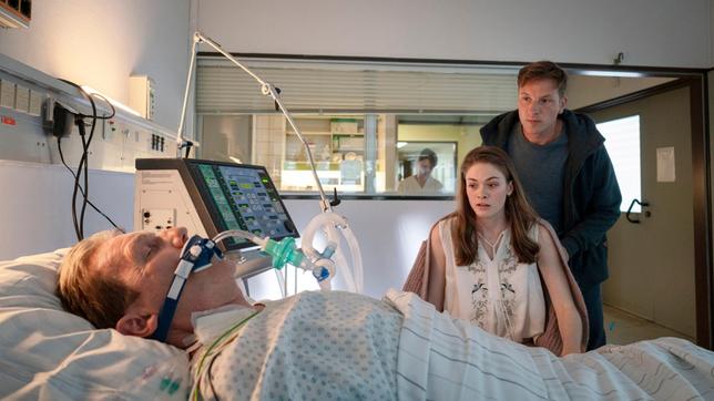 Bild: ARD/Georges Pauly Die Geschwister Lilly (Pauline Rénevier) und Matze Höven (Martin Geisen) besuchen ihren Vater, der nach einem schweren Unfall seit Wochen im Koma liegt.