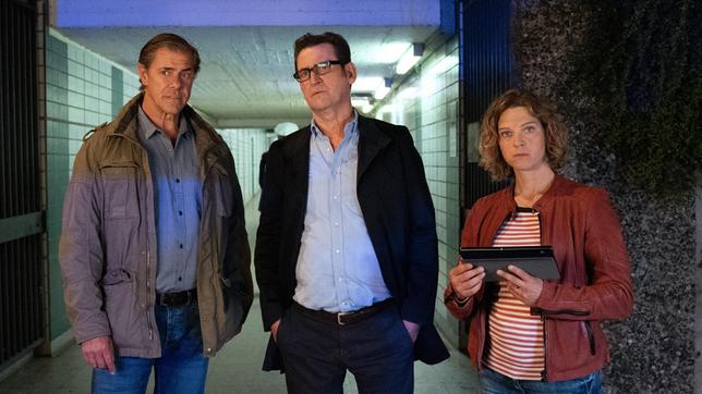 Bild: ARD/Marion von der Mehden Die Kommissare Finn Kiesewetter (Sven Martinek), Lars Englen (Ingo Naujoks) und Tomke Jennsen (Anjorka Strechel) machen sich noch am Tatort ein Bild von den Ereignissen.