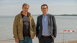 Die Kommissare Finn Kiesewetter (Sven Martinek) und Lars Englen (Ingo Naujoks) am Tatort.