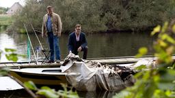Die Spurenlage führt Finn (Sven Martinek) und Lars (Ingo Naujoks) zu einem ausgebrannten Segelboot.
