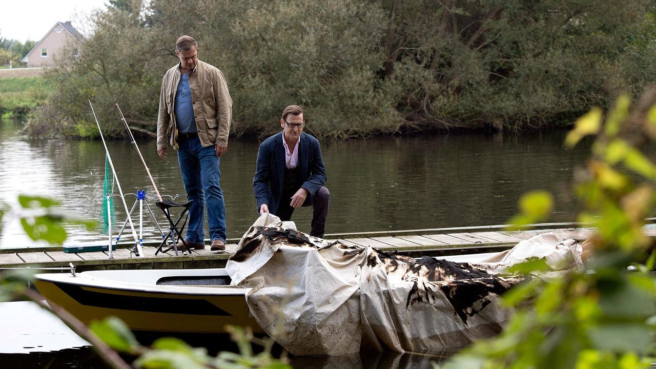 Die Spurenlage führt Finn (Sven Martinek) und Lars (Ingo Naujoks) zu einem ausgebrannten Segelboot.