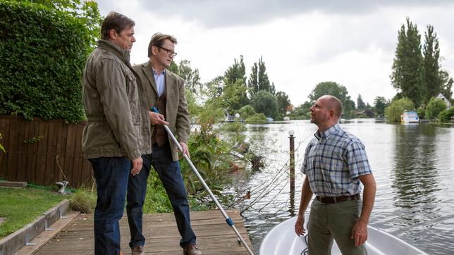 Bild: ARD/Georges Pauly Morden im Norden: Finn Kiesewetter (Sven Martinek) und Lars Englen (Ingo Naujoks) stellen Gerd Siebert (Achim Buch) erneut zur Rede.