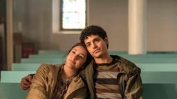 Djamila (Acelya Sezer) und Tarik (Baris Gul) sind froh, dass sie einander haben.