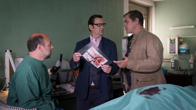 Dr. Strahl (Christoph Tomanek) findet bei der toten Seniorin einen Zettel. Der Inhalt des Schreibens veranlasst Lars (Ingo Naujoks) und Finn (Sven Martinek), den Tatort noch einmal genauer zu untersuchen.