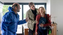Dr. Strahl (Christoph Tomanek) und Finn (Sven Martinek) kümmern sich um Tomke Jenssen (Anjorka Strechel), die beim Anblick der Leiche beinahe ohnmächtig geworden ist.