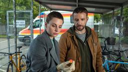 Ein Flummi? Nina (Julia E. Lenska) und Gregor (Jonas Minthe) haben möglicherweise einen Hinweis gefunden.
