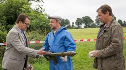 Ein Geldtransporter wurde brutal überfallen. Pathologe Dr. Strahl (Christoph Tomanek) zeigt Lars Englen (Ingo Naujoks) und Finn Kiesewetter (Sven Martinek) die Panzerfaust, mit der die Täter den Kombi stoppten.