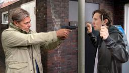 Finn (Sven Martinek) befiehlt Niko Bruhn (Leonard Carow), mit gezogener Waffe, das Messer fallen zu lassen.