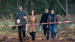 Finn (Sven Martinek), Dr. Zobel (Proschat Madani), Lars (Ingo Naujoks) und Nina (Julia E. Lenska) wollen vor Ort im Wald die Tat nachstellen.