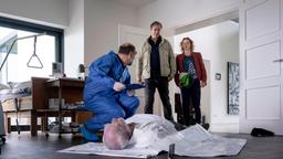 Finn (Sven Martinek) inspiziert mit Tomke Jenssen (Anjorka Strechel) den Tatort, während Dr. Strahl (Christoph Tomanek) den Toten untersucht.