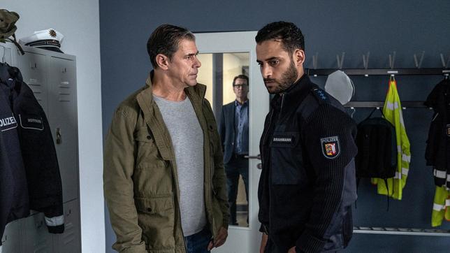 Bild: ARD/Marion von der Mehden Finn Kiesewetter (Sven Martinek) und Lars Englen (Ingo Naujoks) haben genug von all den Lügen - sie wollen, dass Brahmann (Karim Günes) ihnen endlich die Wahrheit sagt.