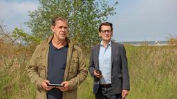 Finn Kiesewetter (Sven Martinek) und Lars Englen (Ingo Naujoks) sind auf den Spuren eines Schatzsuchers unterwegs.