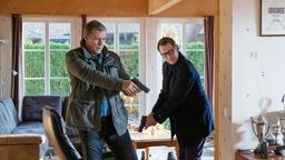 Finn Kiesewetter (Sven Martinek) und Lars Englen (Ingo Naujoks) überprüfen die Wohnung des Toten.