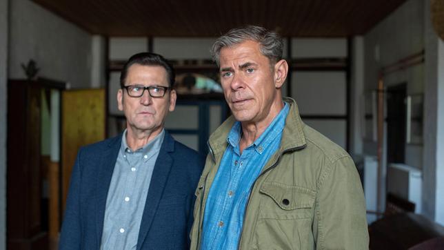 Bild: ARD/Thosten Jander Finn Kiesewetter (Sven Martinek) zweifelt vor seinem Kollegen Lars Englen (Ingo Naujoks) an der Aussage der Wohngruppenleiterin Marianna.