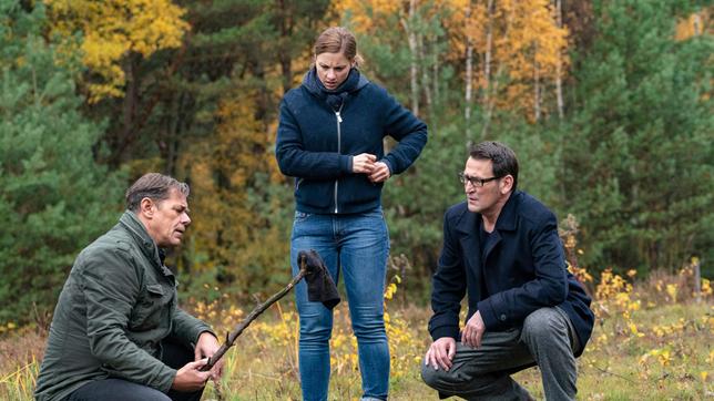 Bild: ARD/Georges Pauly Finn (Sven Martinek), Nina (Julia Schäfle), Lars (Ingo Naujoks) finden ein wichtiges Beweisstück, das sie im aktuellen Fall weiterbringt