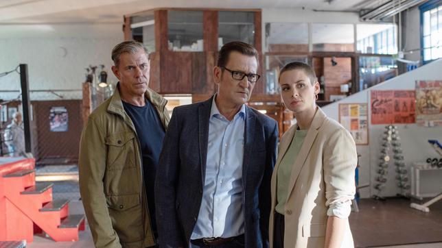 Bild: ARD/Nicole Manthey Finn (Sven Martinek), Nina (Julia E. Lenska) und Lars (Ingo Naujoks) sehen sich den Tatort genau an. Kommt als Täter wirklich nur ein trainierter Boxer in Frage?