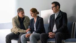 Finn (Sven Martinek), Nina Weiss (Julia E. Lenska) und Lars (Ingo Naujoks) bangen im Krankenhaus um das Leben von Oberkommissar Schröter.