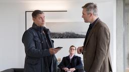 Finn (Sven Martinek) und Lars (Ingo Naujoks) befragen Torsten Fahrig (Ben Braun), den Verlobten des Opfers.