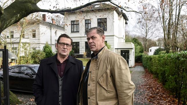Bild: ARD/Marion von der Mehden Finn (Sven Martinek) und Lars (Ingo Naujoks) beraten sich.