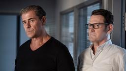Finn (Sven Martinek) und Lars (Ingo Naujoks) hören, was es Neues im Fall "Pascal Münchhoff" gibt.