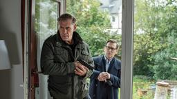 Finn (Sven Martinek) und Lars (Ingo Naujoks) merken, dass im Haus von Julia Schneider etwas nicht stimmt.