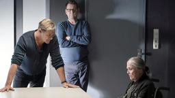 Finn (Sven Martinek) und Lars (Ingo Naujoks) verhören Ingrid Beger (Cordula Trantow), die Mutter von Ursula Beger, um der Wahrheit im aktuellen Fall näher zu kommen.
