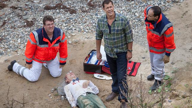 Bild: ARD/Georges Pauly Finn Kiesewetter, Sanitäter und ein Toter