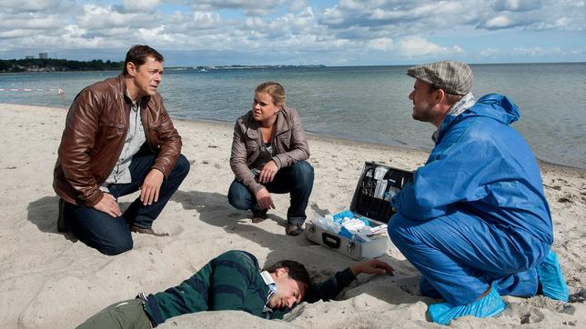 Bild: ARD/Georges Pauly Finn Kiesewetter, Sandra Schwartenbeck und Pathologe Dr. Strahl