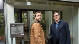 Gregor (Jonas Minthe) und Lars (Ingo Naujoks) wollen die Mitarbeitenden im Gemeindezentrum befragen. Jemand von ihnen muss Daniel Kramer überfahren haben.